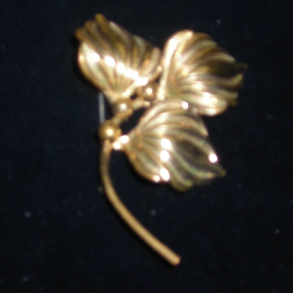 Brooch,gold tone leaf